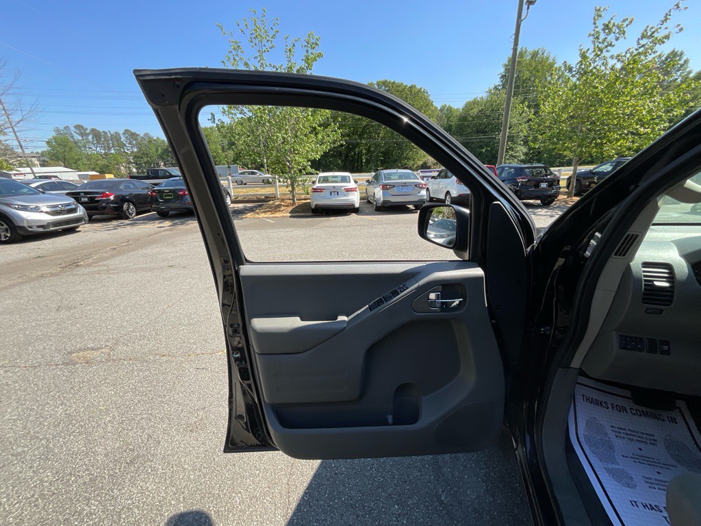 2017 Nissan Frontier Image 37