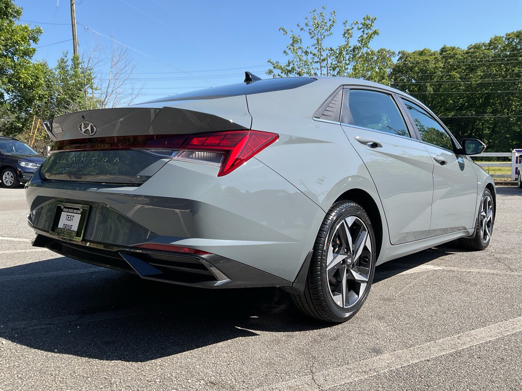 2022 Hyundai Elantra Image 5
