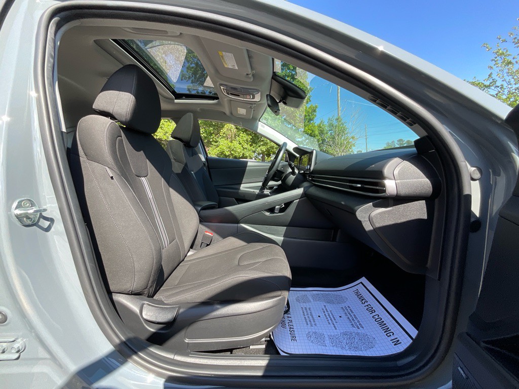 2022 Hyundai Elantra Image 16