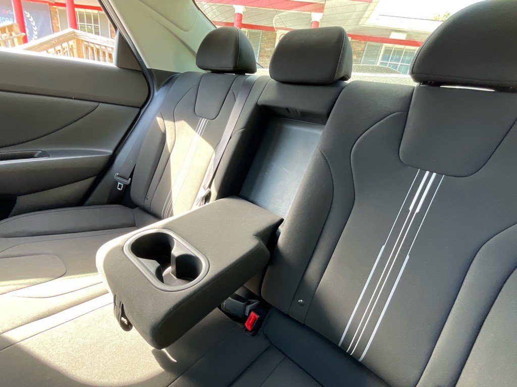 2022 Hyundai Elantra Image 35