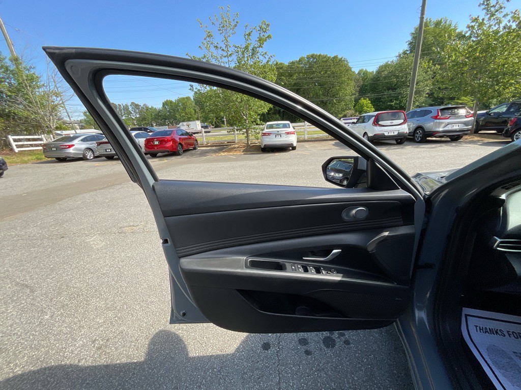 2022 Hyundai Elantra Image 39