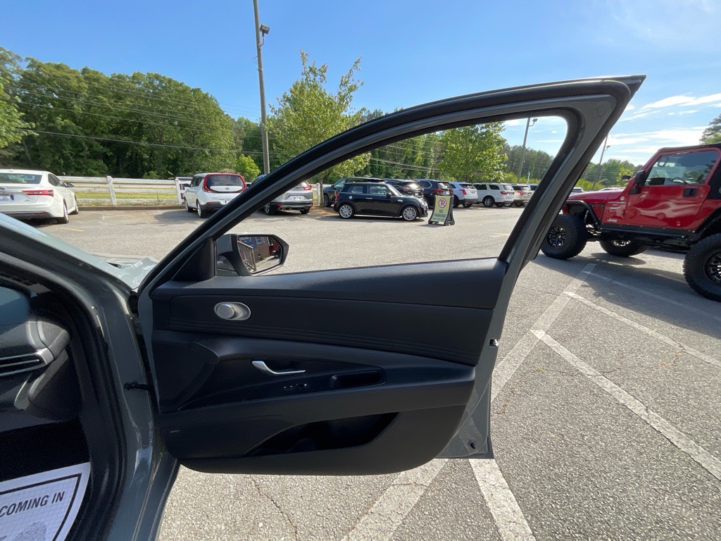 2022 Hyundai Elantra Image 44