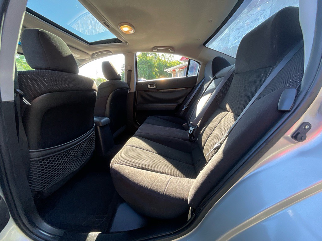 2011 Mitsubishi Galant Image 28