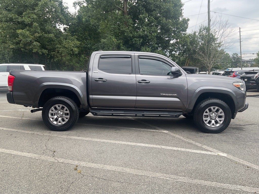 2017 Toyota Tacoma Image 4