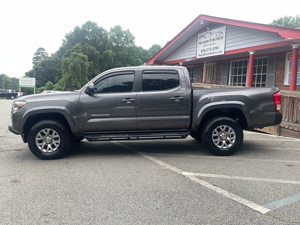 2017 Toyota Tacoma Image 8