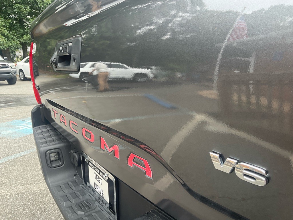 2017 Toyota Tacoma Image 10