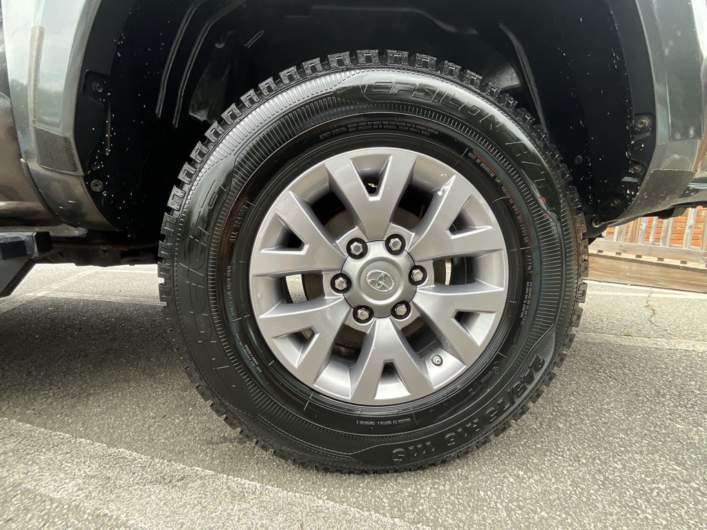 2017 Toyota Tacoma Image 13