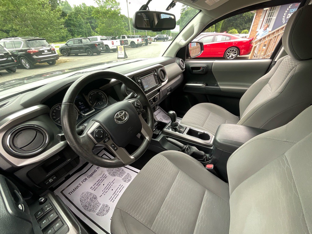 2017 Toyota Tacoma Image 16
