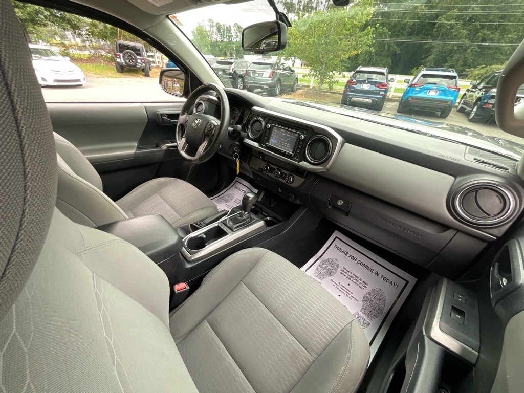 2017 Toyota Tacoma Image 19