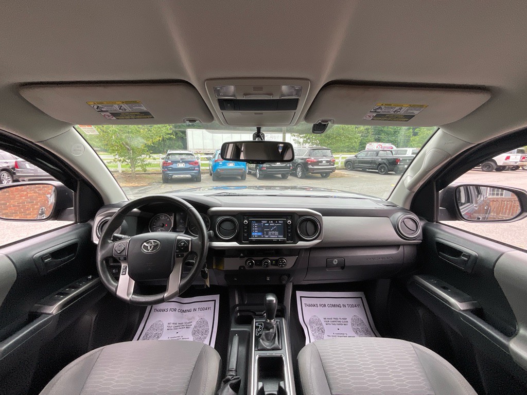 2017 Toyota Tacoma Image 21