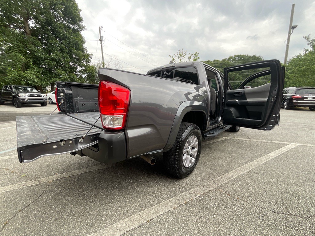 2017 Toyota Tacoma Image 38