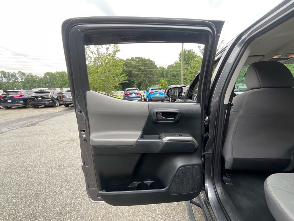 2017 Toyota Tacoma Image 44