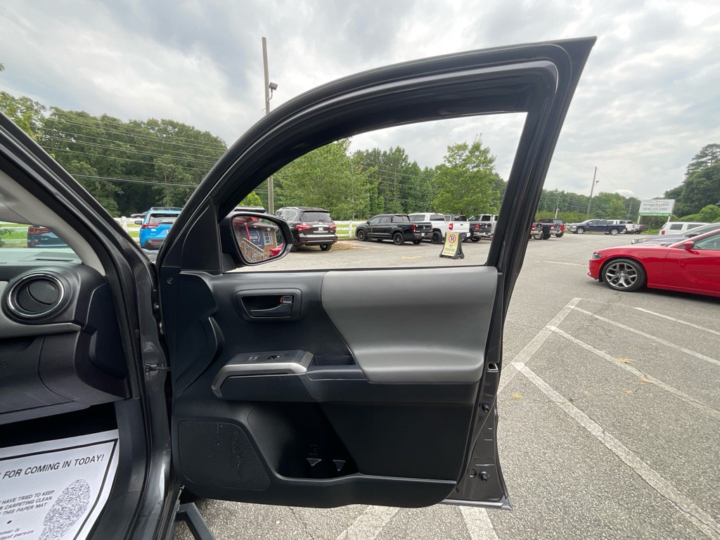 2017 Toyota Tacoma Image 45