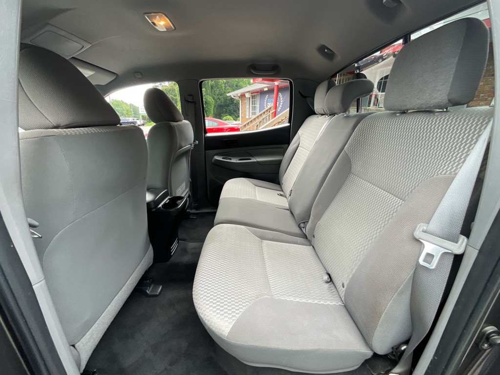 2015 Toyota Tacoma Image 28