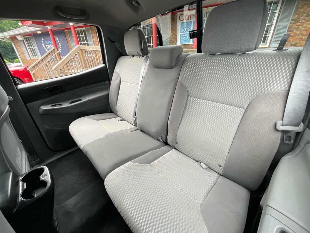2015 Toyota Tacoma Image 30