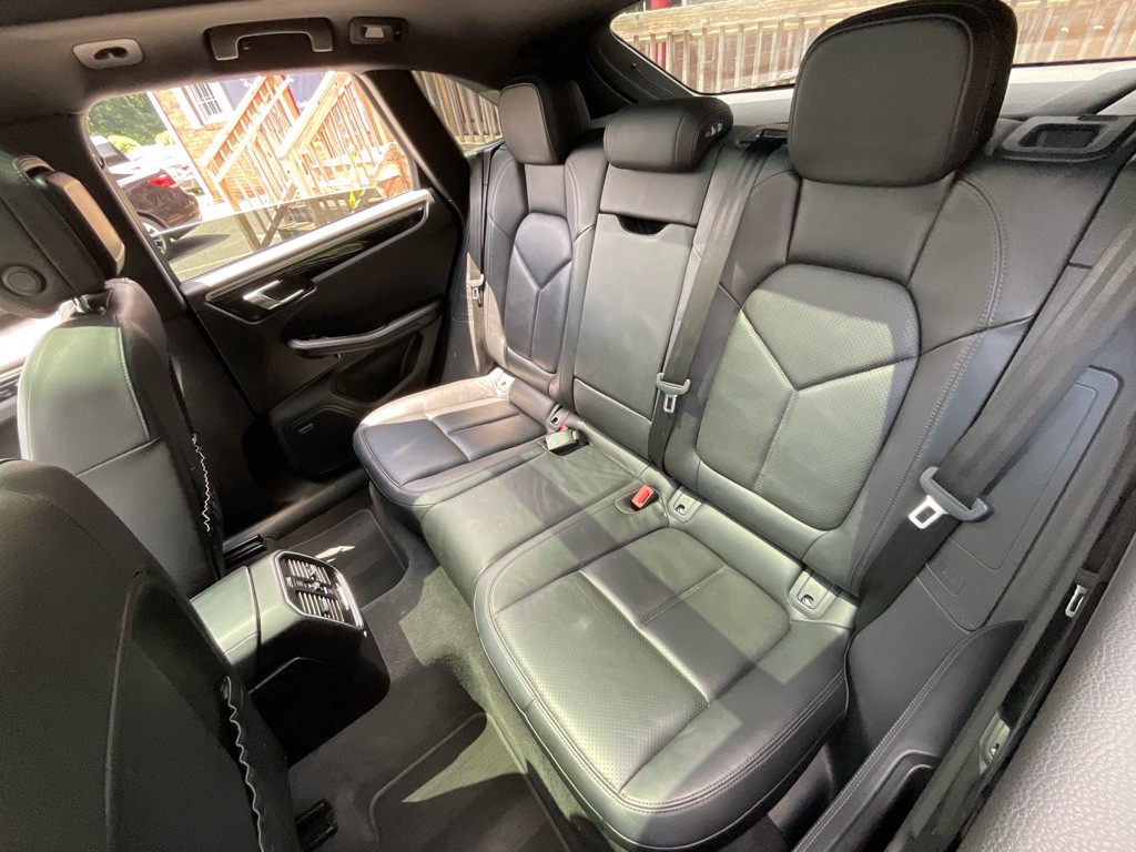 2018 Porsche Macan Image 32