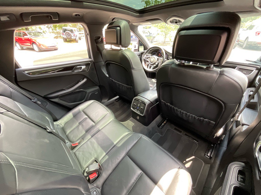 2018 Porsche Macan Image 34