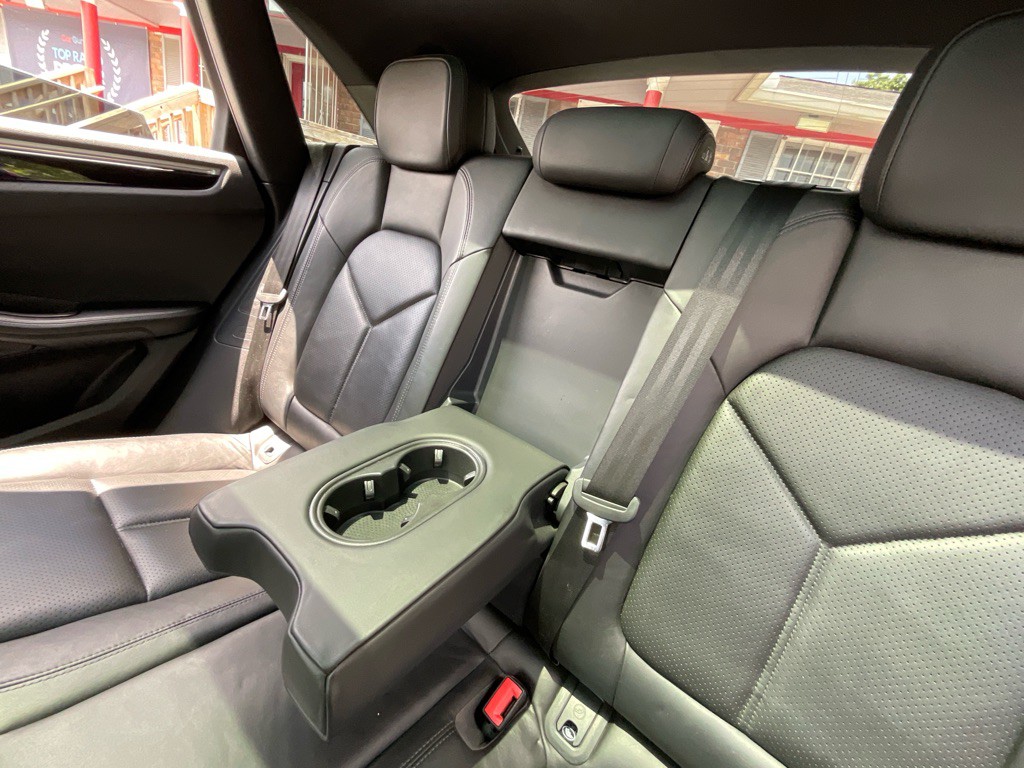 2018 Porsche Macan Image 36