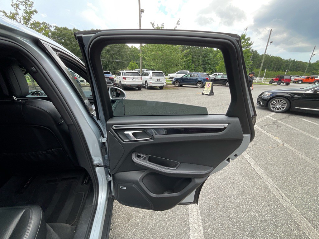 2018 Porsche Macan Image 50