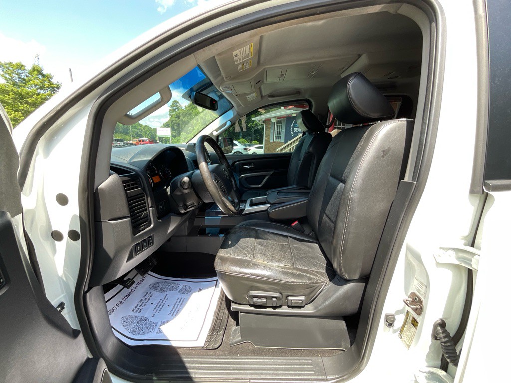 2015 Nissan Titan Image 15