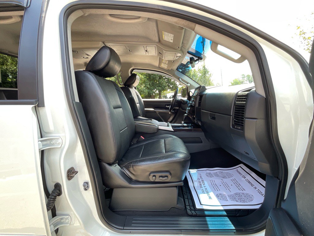 2015 Nissan Titan Image 17