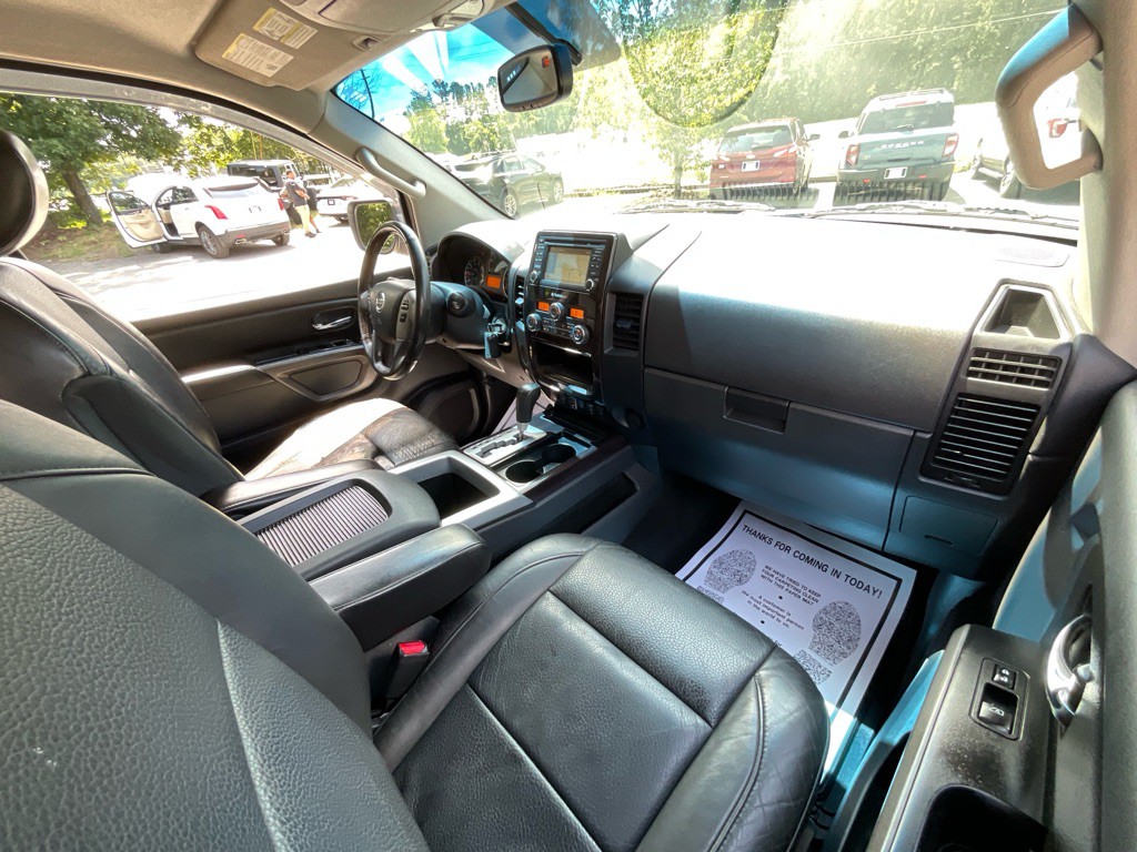 2015 Nissan Titan Image 18