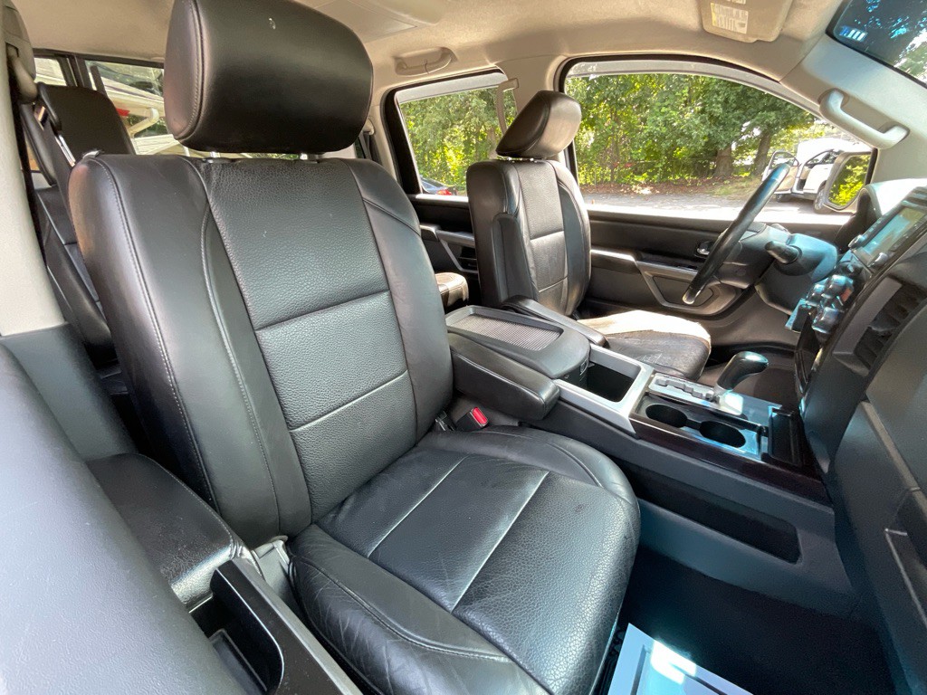 2015 Nissan Titan Image 19