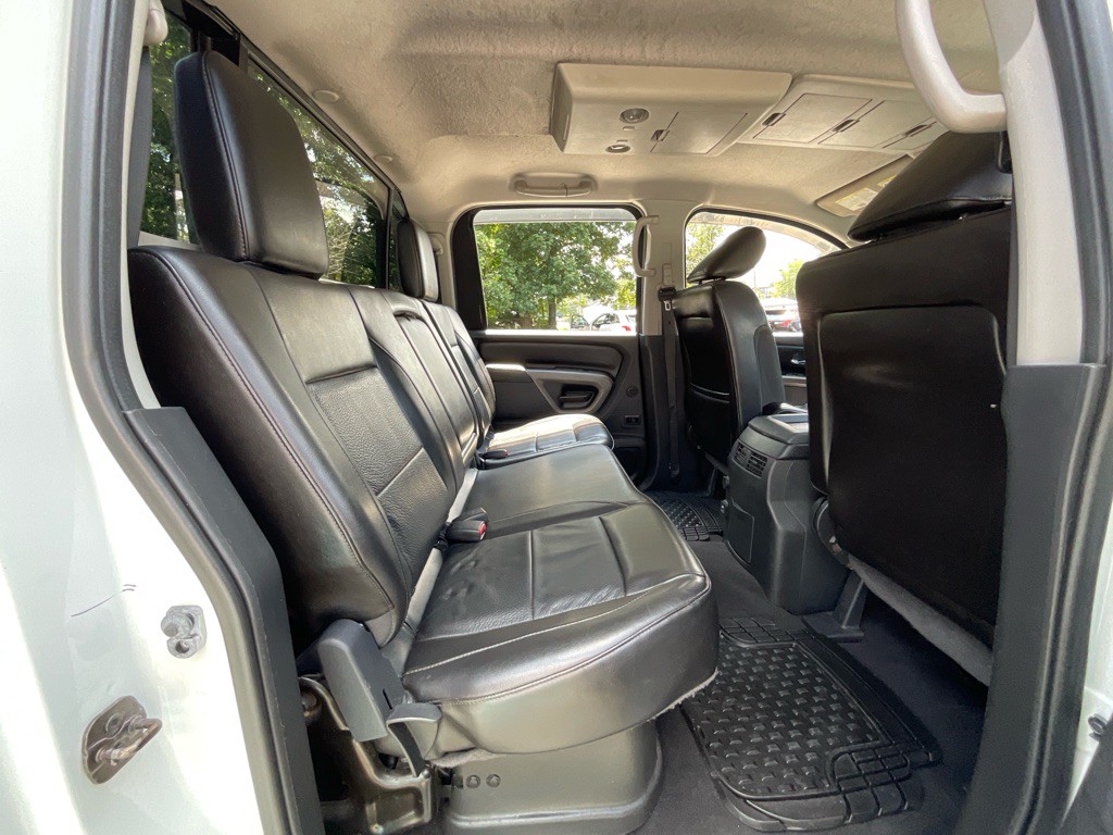 2015 Nissan Titan Image 32
