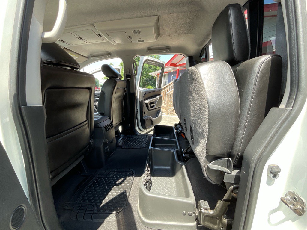 2015 Nissan Titan Image 38