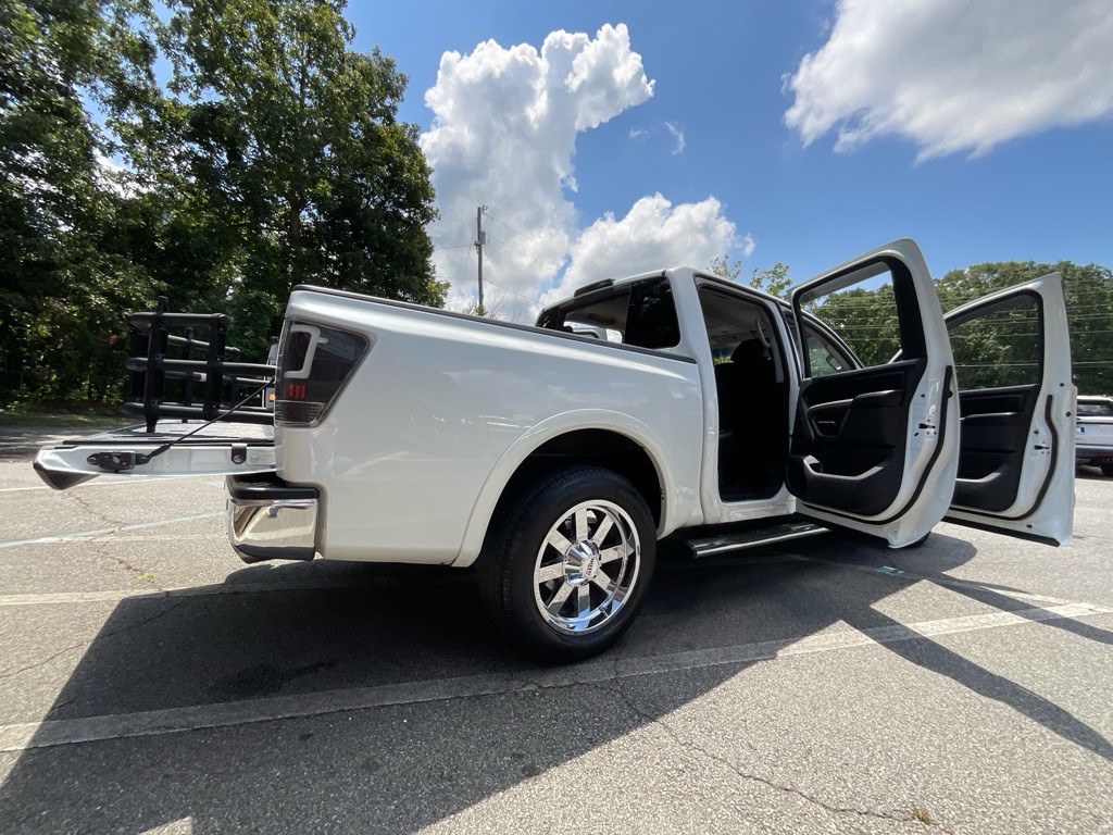 2015 Nissan Titan Image 39