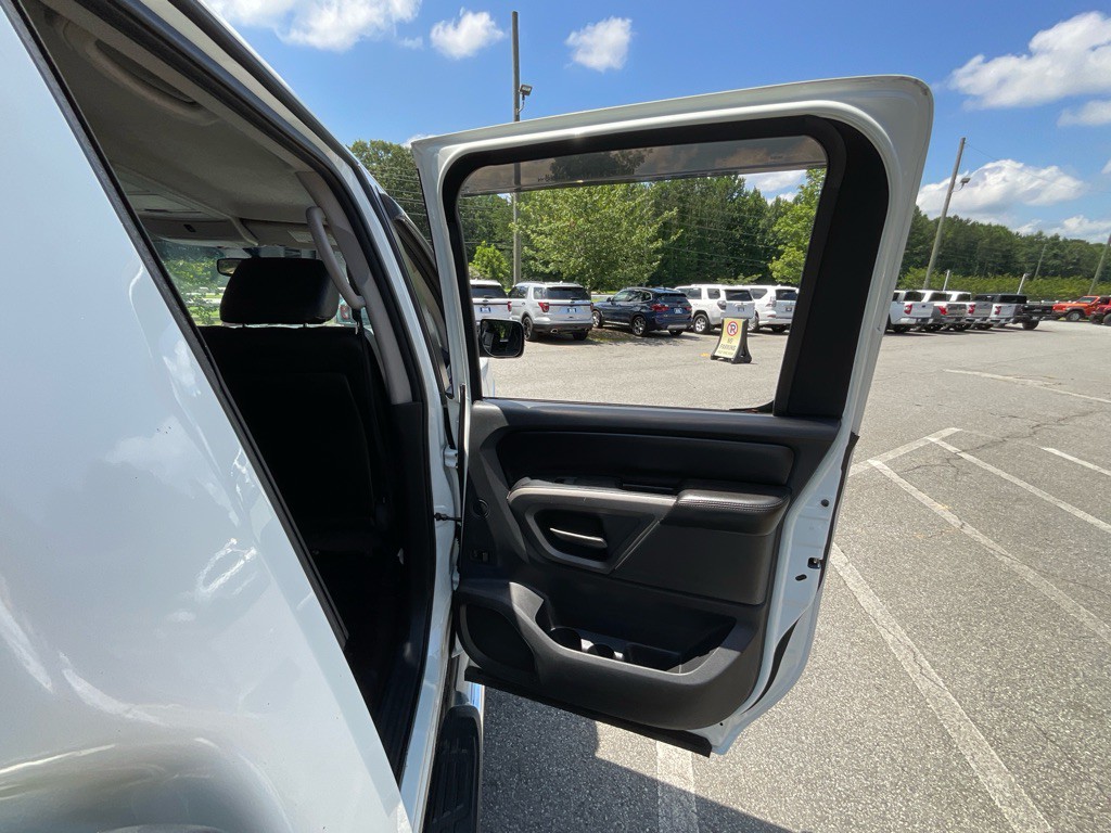 2015 Nissan Titan Image 47