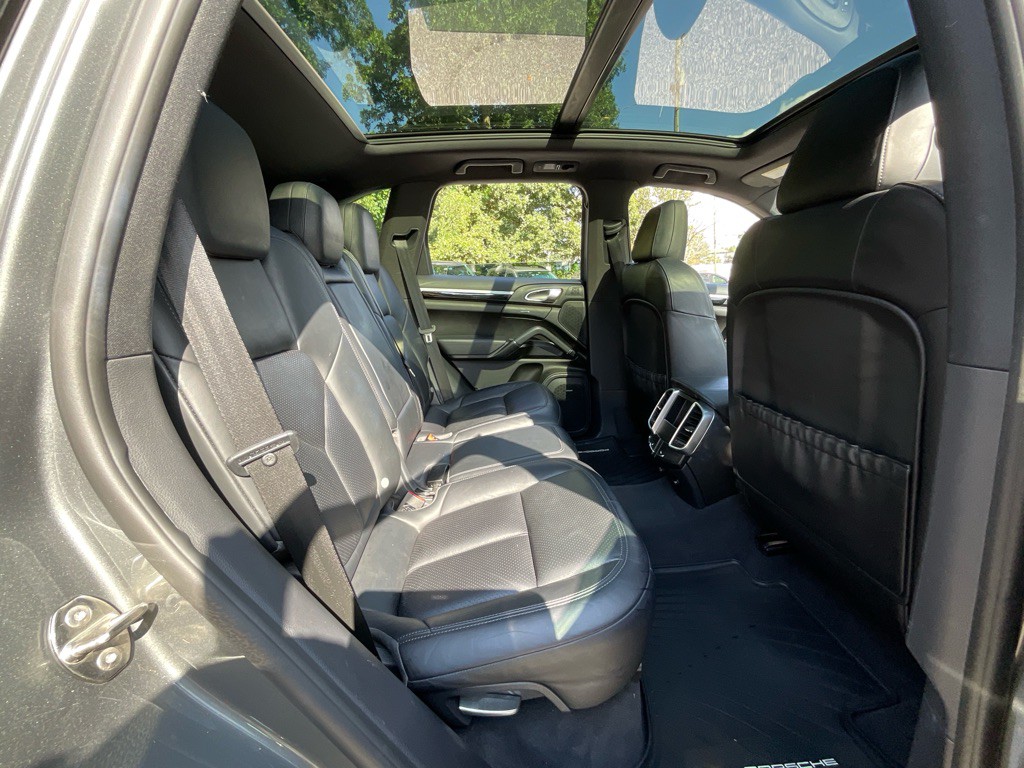 2016 Porsche Cayenne Image 32
