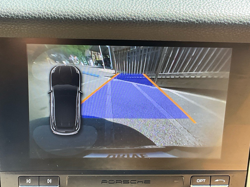 2017 Porsche Macan Image 25