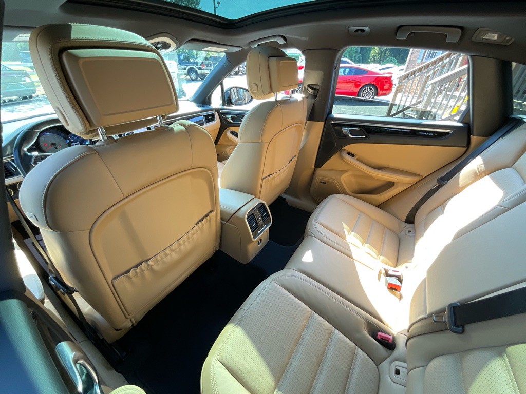 2017 Porsche Macan Image 30