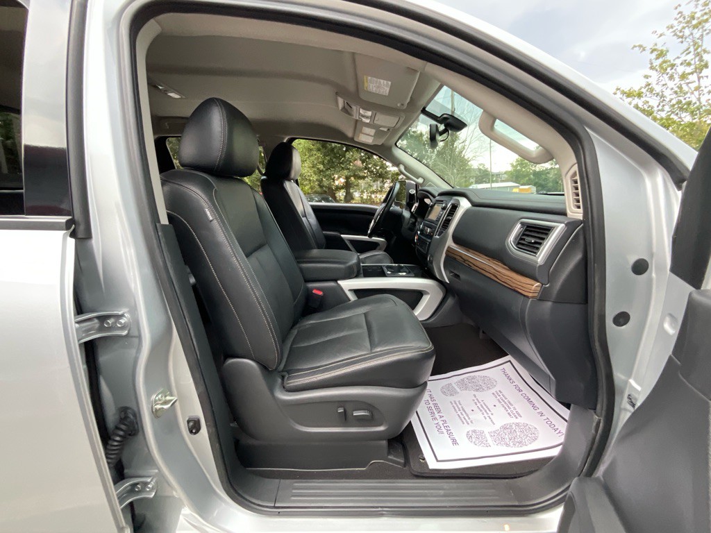 2017 Nissan Titan Image 19