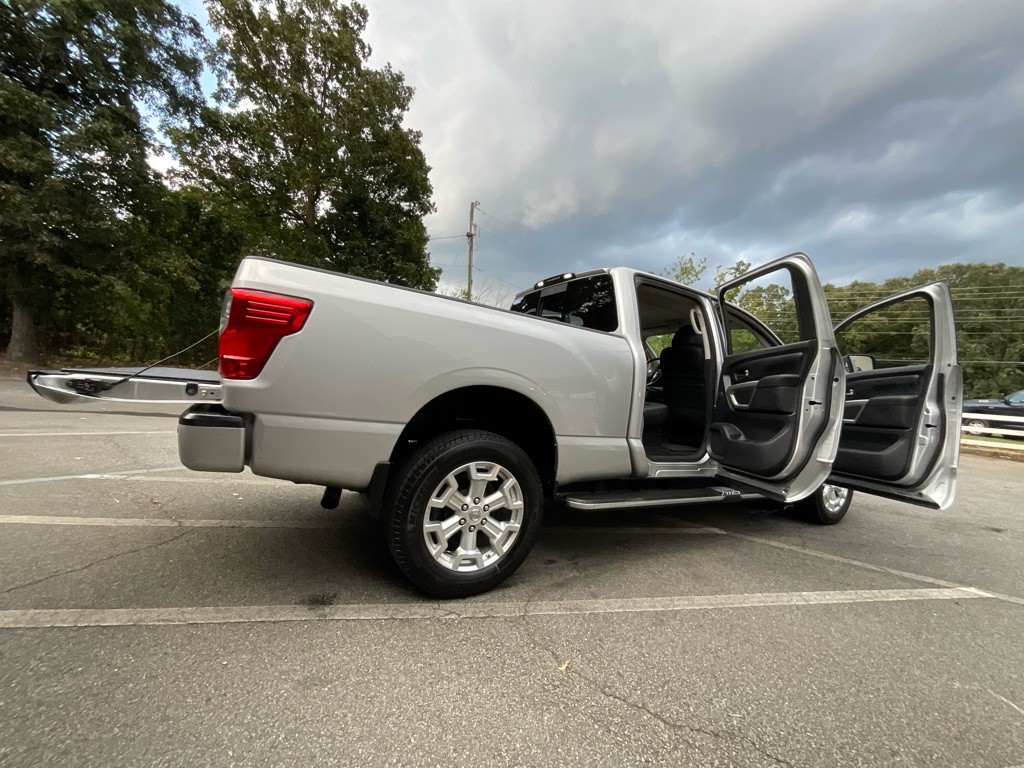 2017 Nissan Titan Image 40