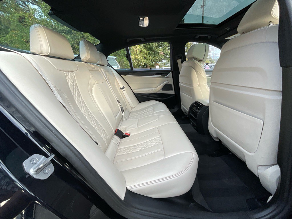 2022 BMW 5 Series Image 32