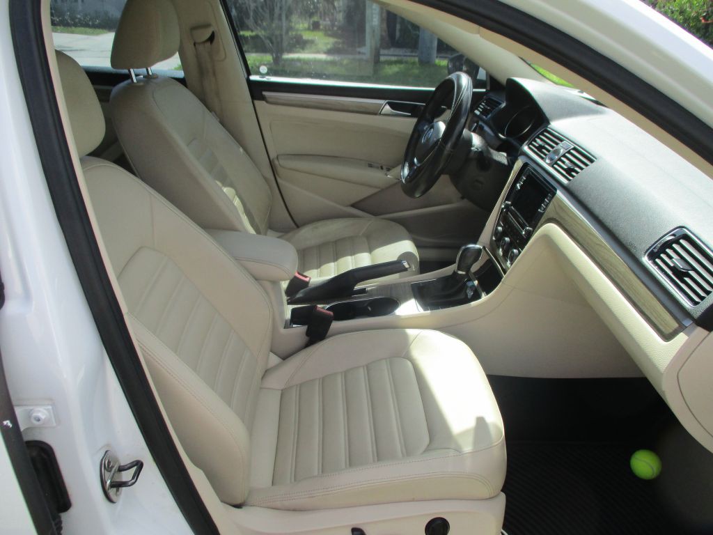 2016 Volkswagen Passat Image 9