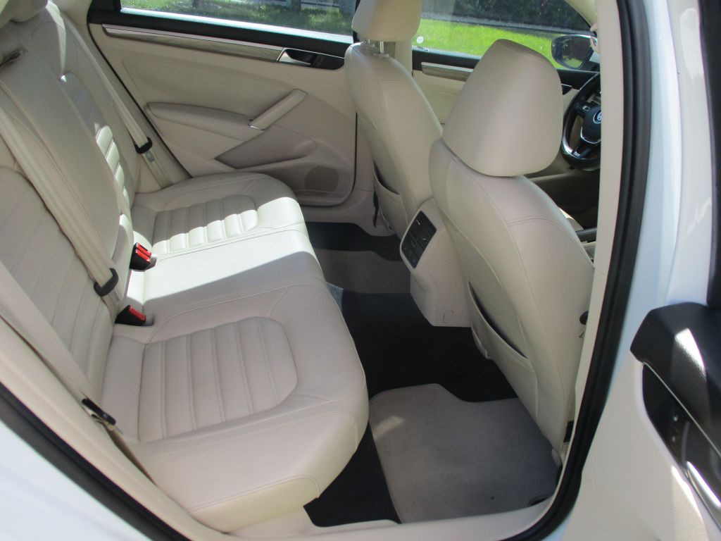 2016 Volkswagen Passat Image 10