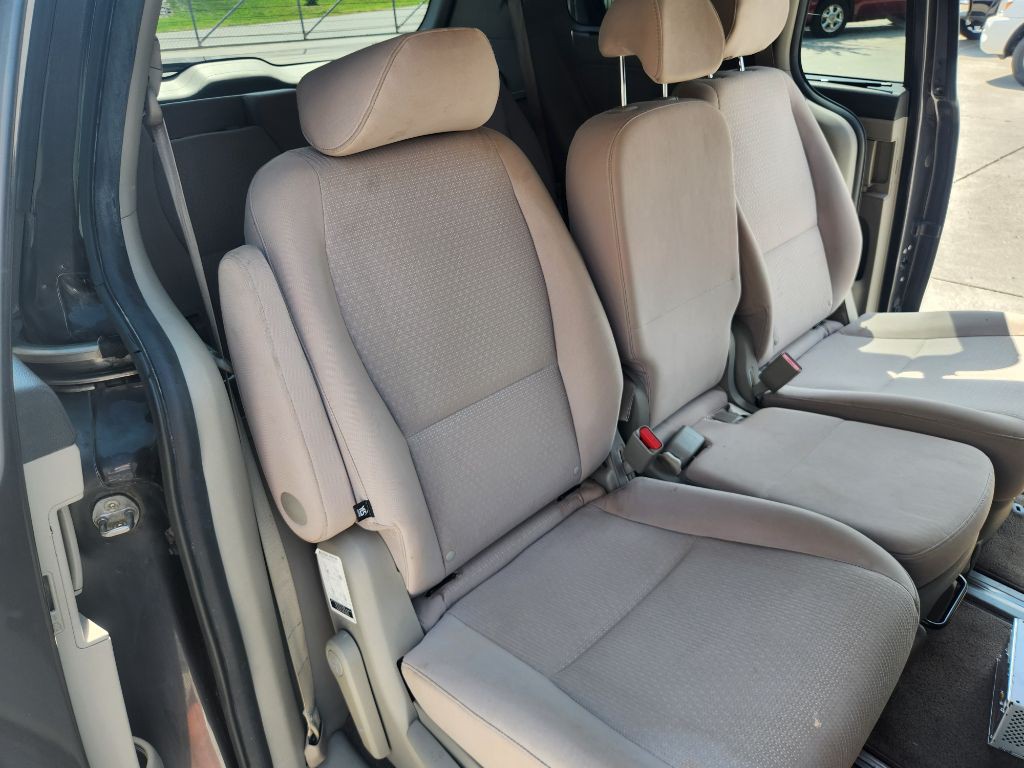 2016 Kia Sedona Image 2