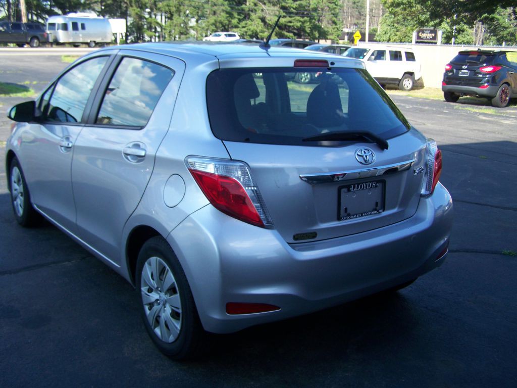 2013 Toyota Yaris Image 2