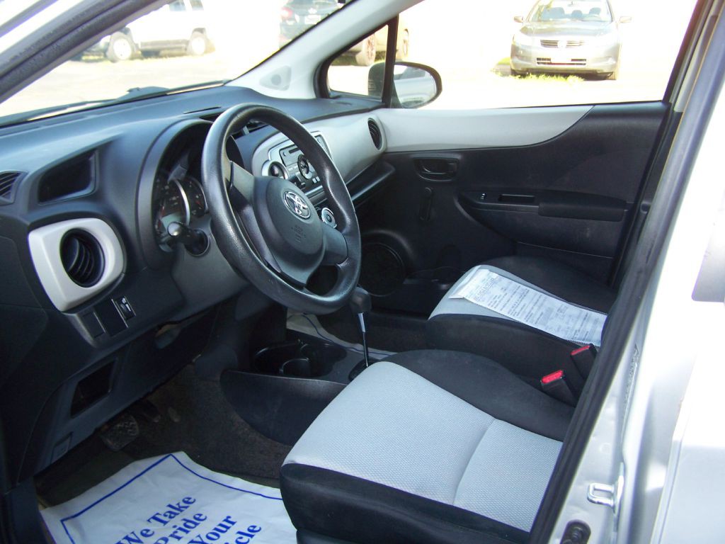 2013 Toyota Yaris Image 3