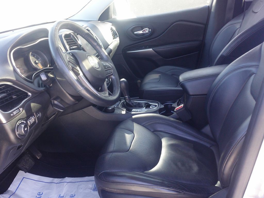 2019 Jeep Cherokee Image 2