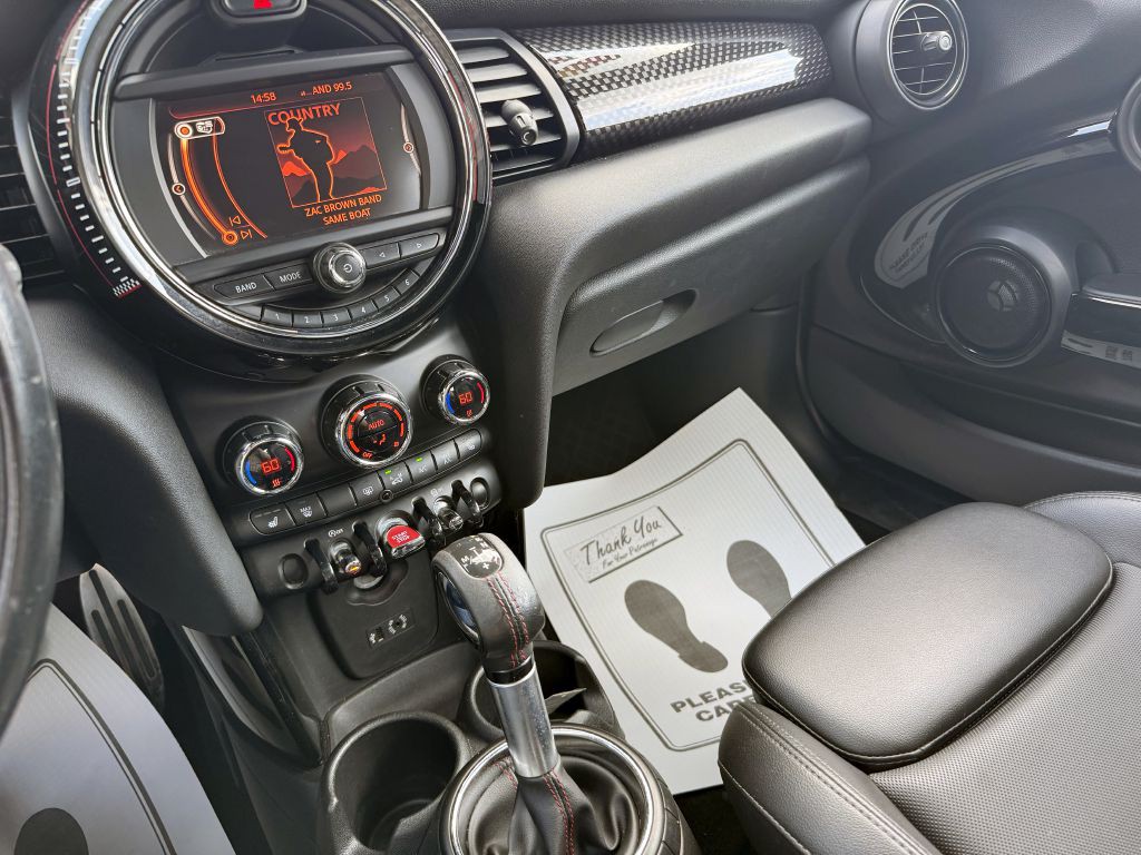 2017 MINI Cooper Image 17