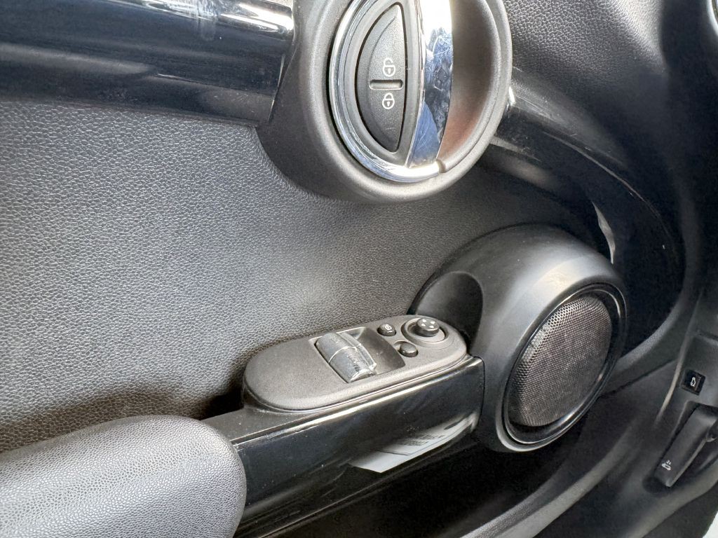 2017 MINI Cooper Image 23