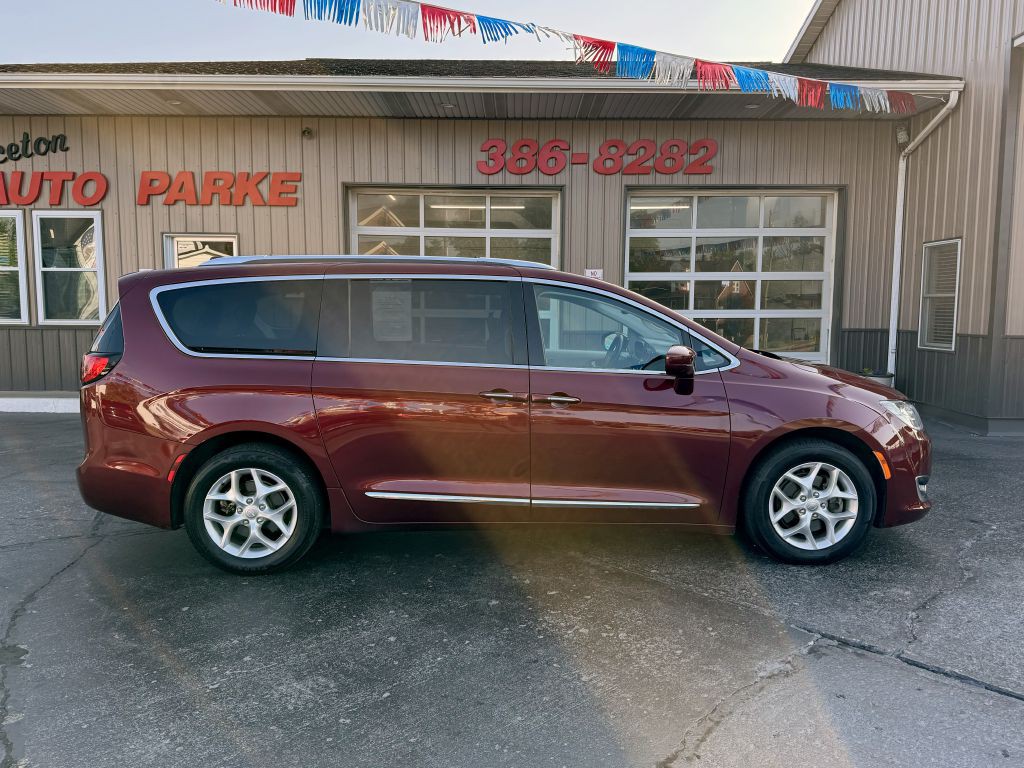 2017 Chrysler Pacifica Image 1