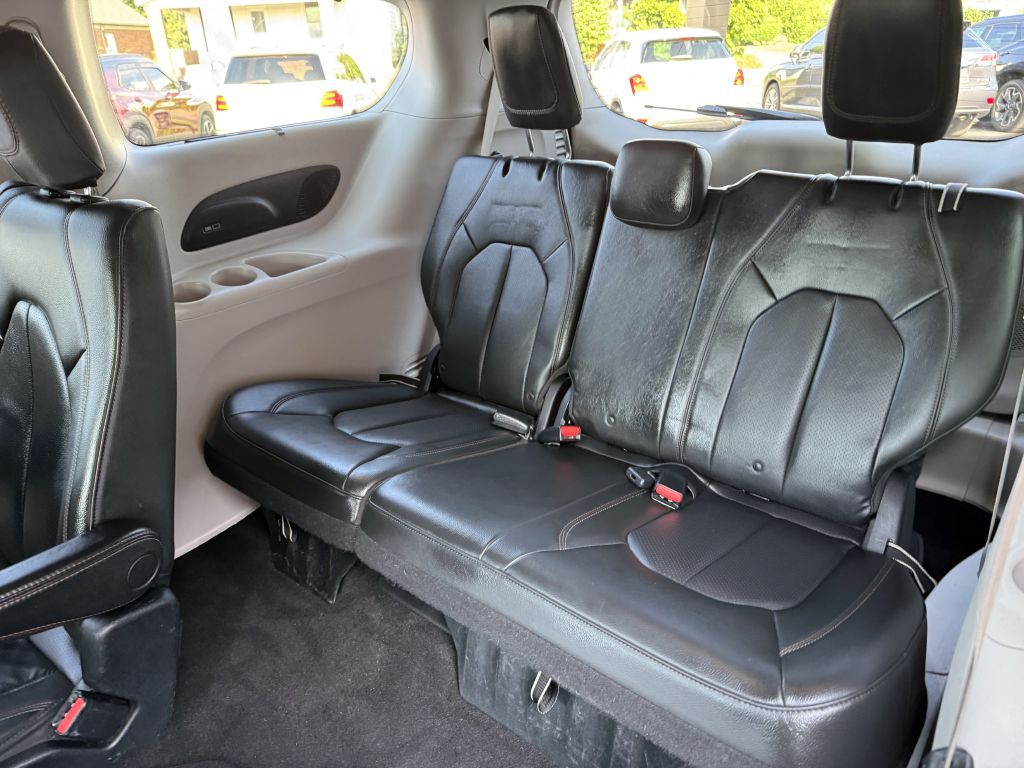 2017 Chrysler Pacifica Image 11