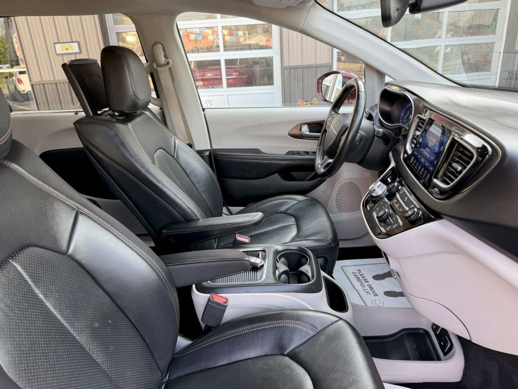 2017 Chrysler Pacifica Image 12
