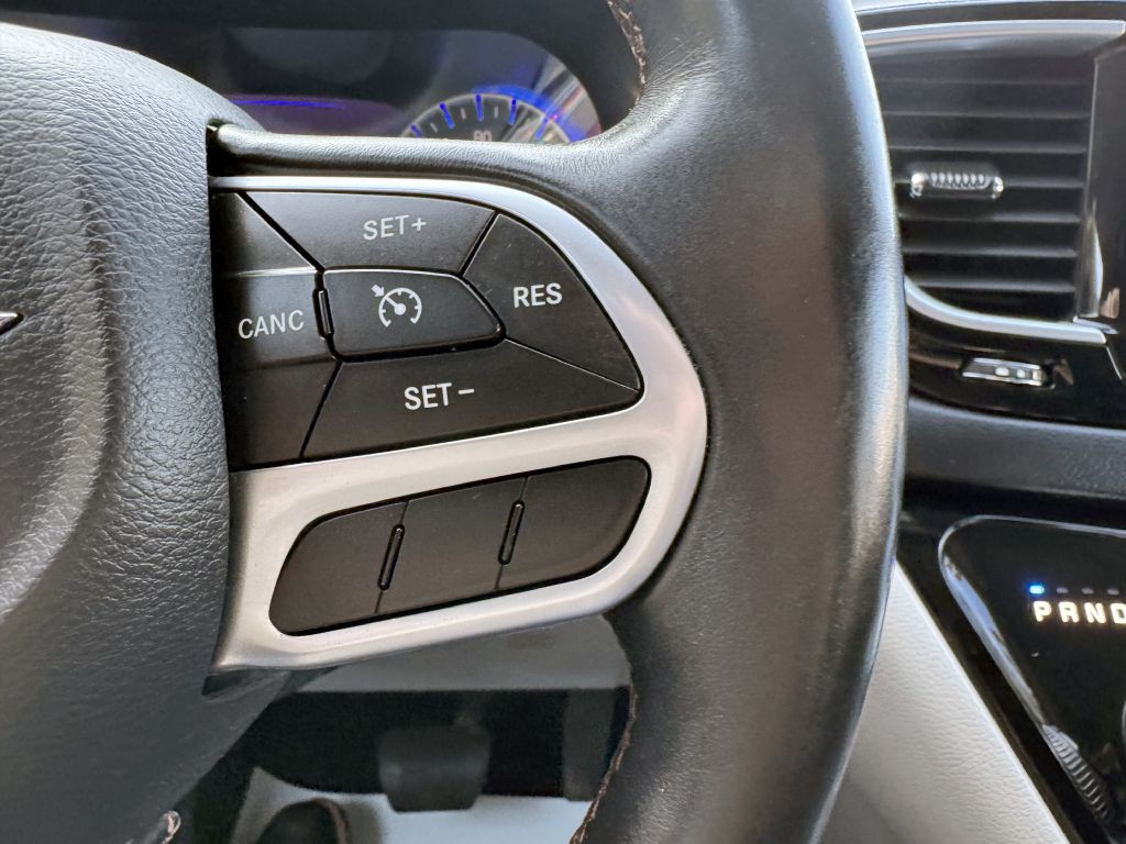 2017 Chrysler Pacifica Image 18