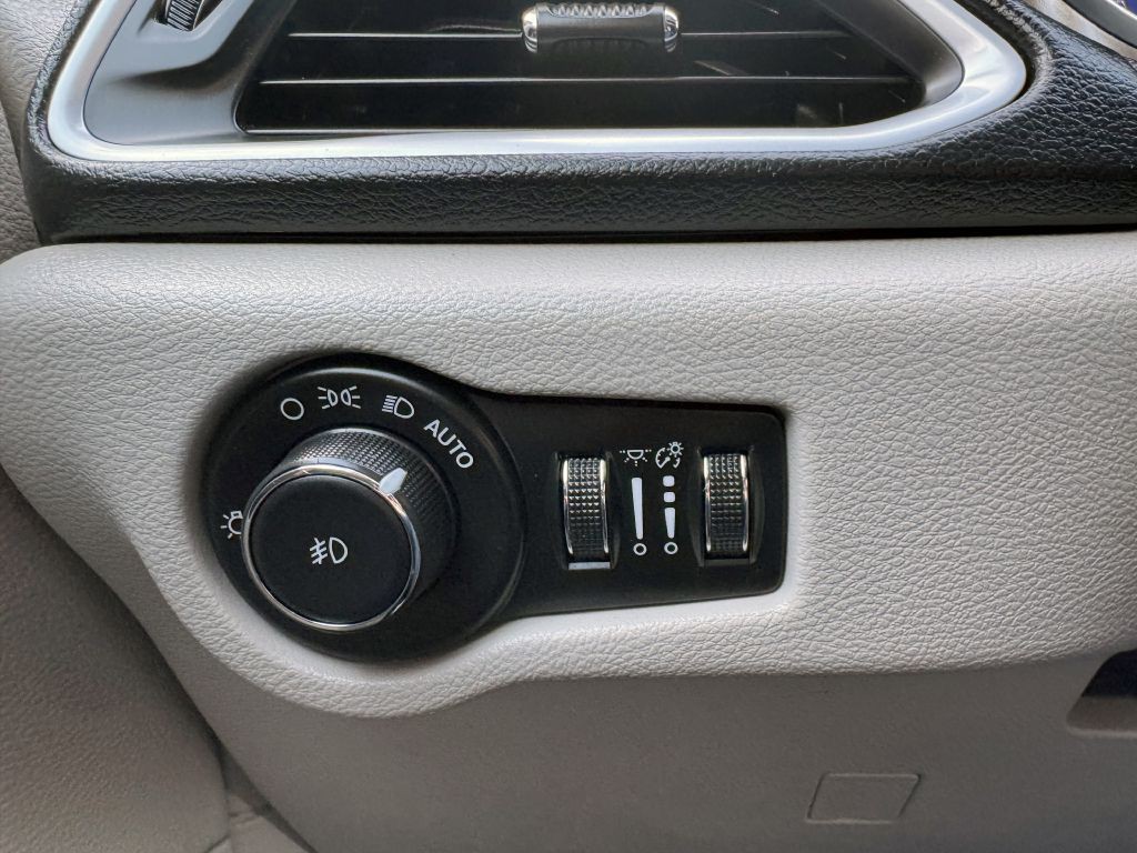 2017 Chrysler Pacifica Image 26